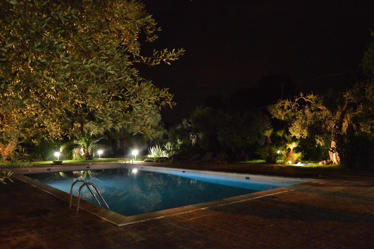 Piscina all'interno del giardino di villa lori