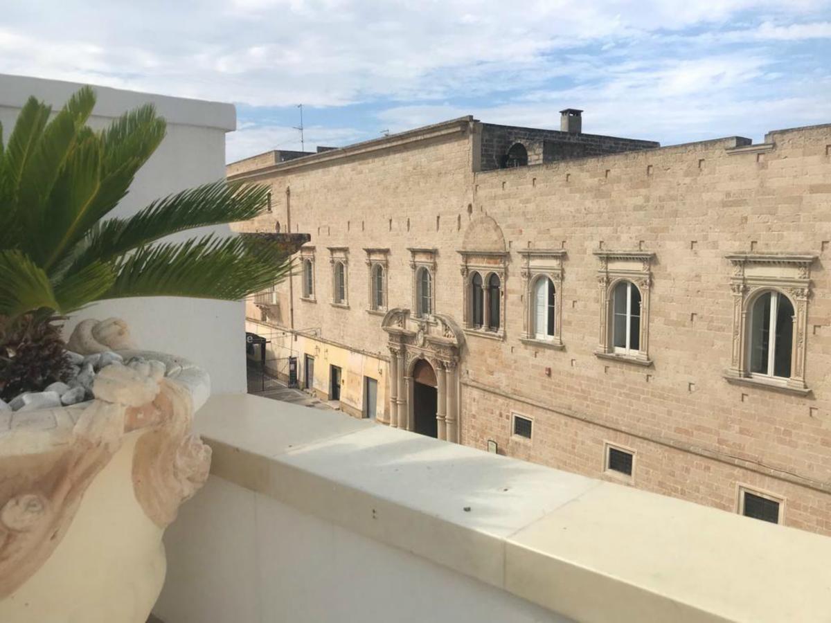 Prospettiva dal balcone verso palazzo storico